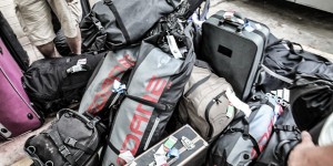 Reisen mit schwerem Gepäck. Ein kleiner Teil der Gesamtausrüstung. Jeder Teilnehmer wurde mit einer DANE Ausrüstung ausgestattet. Wie sich zeigen sollte, mußten insbesondere die Protektoren ihre Schutzkraft mehrfach nachweisen.
